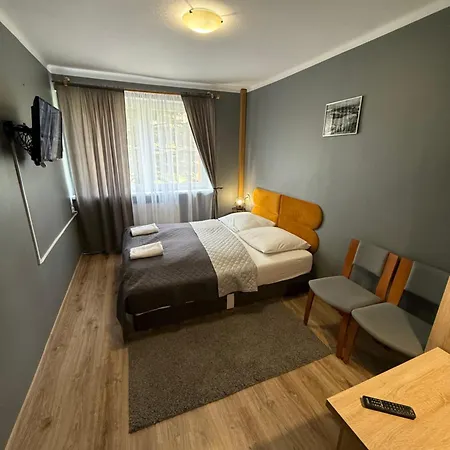 Karnat Wycieczka Do Pragi Gratis Przy 6 Noclegach Z Wyzywieniem !!! Sniadania Oraz Obiadokolacje Apartamento *